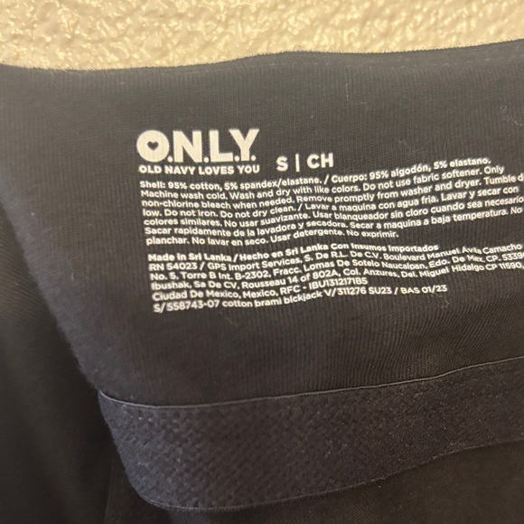 Old Navy Sleek Black Crop Top‎ - Picture 4 of 5